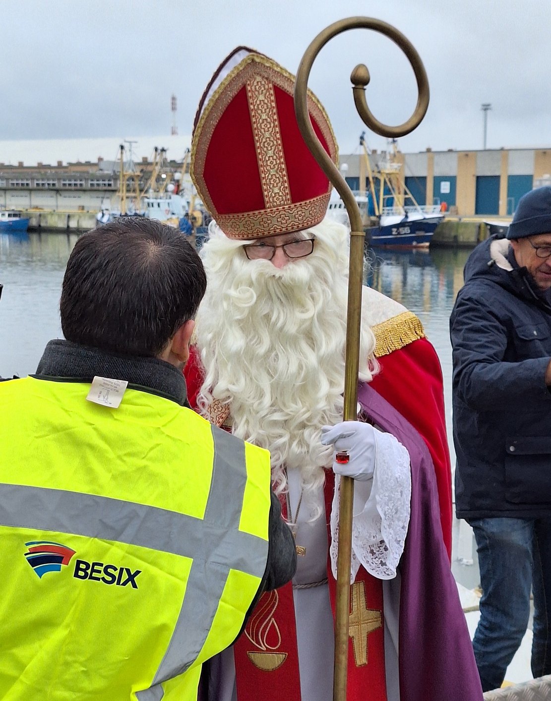 voorzitter verwelkomt sinterklaas